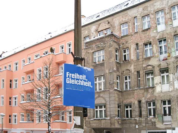 Prenzlauer Berg/Berlin,  STREETFOTOGRAFIE RIA SIEGERT , Parteiname vom Wahlplakat wurde von mir retouchiert